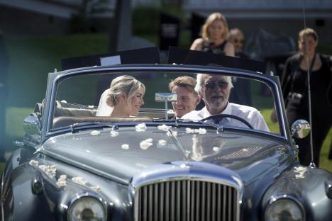 Martin Ãdegaard and Helene Spilling in a vintage car after their wedding.