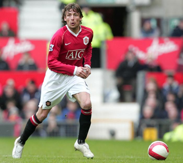 Gabriel Heinze playing soccer for Manchester United.