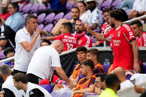SL Benfica head coach Bruno Lage argues with a player on the bench.