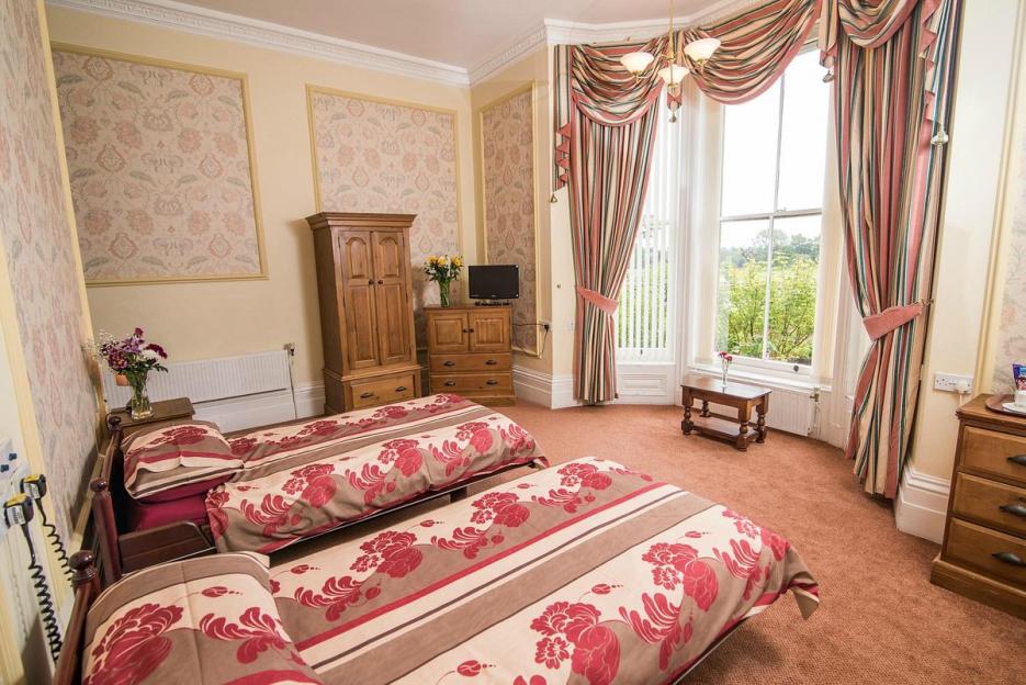 Park House Hotel room with two twin beds.