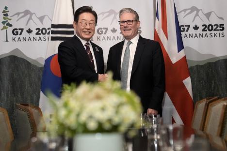 South Korean President Lee Jae-myung and British Prime Minister Keir Starmer shaking hands at the G7 Summit.