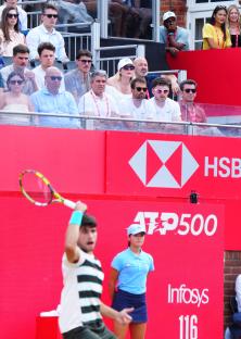 Emma Raducanu watches Carlos Alcaraz play tennis.