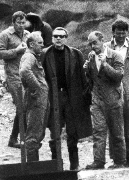 Black and white photo of Ian Brady at Saddleworth Moor with police.