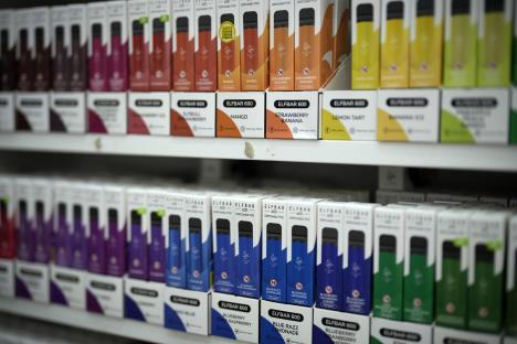 Display of Elf Bar 600 disposable vape pods in various flavors.