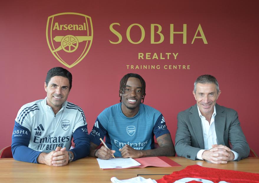 Noni Madueke signing his Arsenal contract with Mikel Arteta and Andrea Berta.