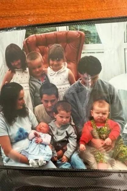 Photo of a large family with many young children.
