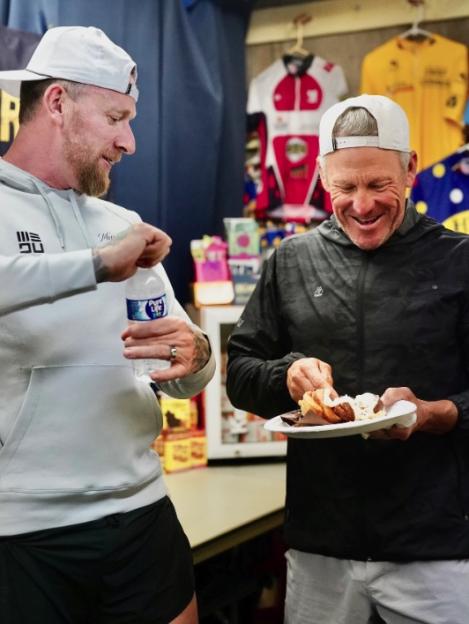 Wiggins and Armstrong sharing a dessert.