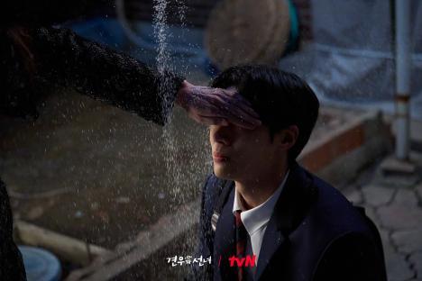 Cho Yi Hyun's Unexpected Action Shocks Both Choo Young Woo And Kim Mi Kyung In “Head Over Heels” 3