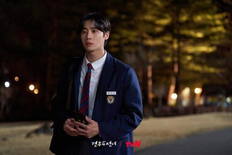 Cho Yi Hyun's Unexpected Action Shocks Both Choo Young Woo And Kim Mi Kyung In “Head Over Heels” 7