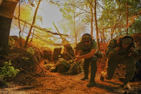 Ukrainian soldiers firing on Russian positions near Kharkiv.
