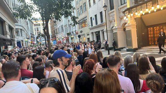Rachel Zegler singing from the balcony of the London Palladium to a large crowd.