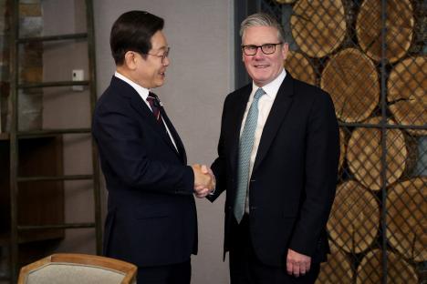 Sir Keir Starmer and South Korean President Lee Jae-myung shaking hands at a bilateral meeting.