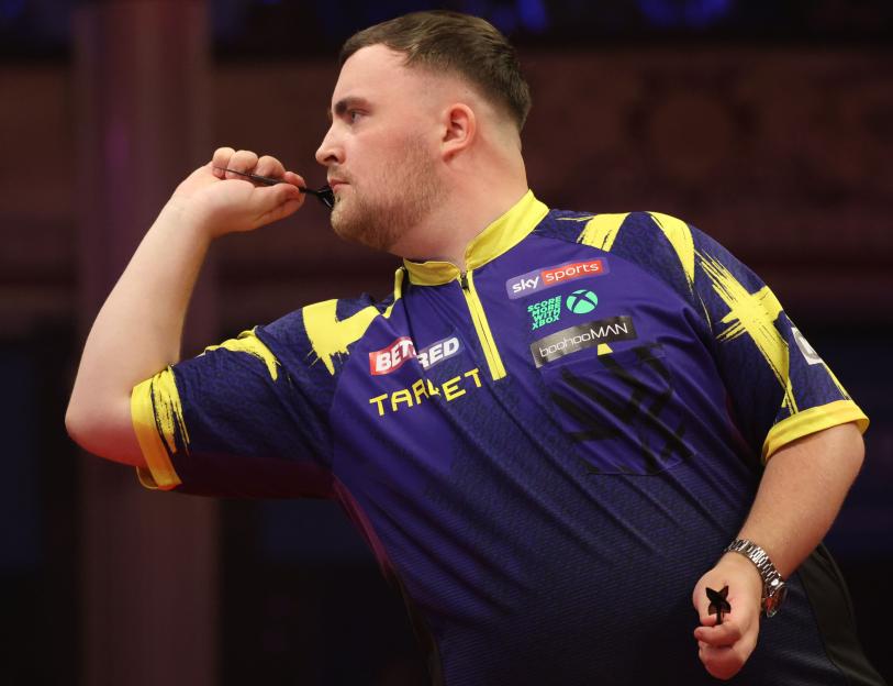 Luke Littler throwing darts.
