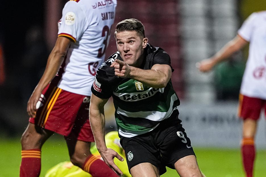 Viktor Gyokeres of Sporting celebrating a goal.