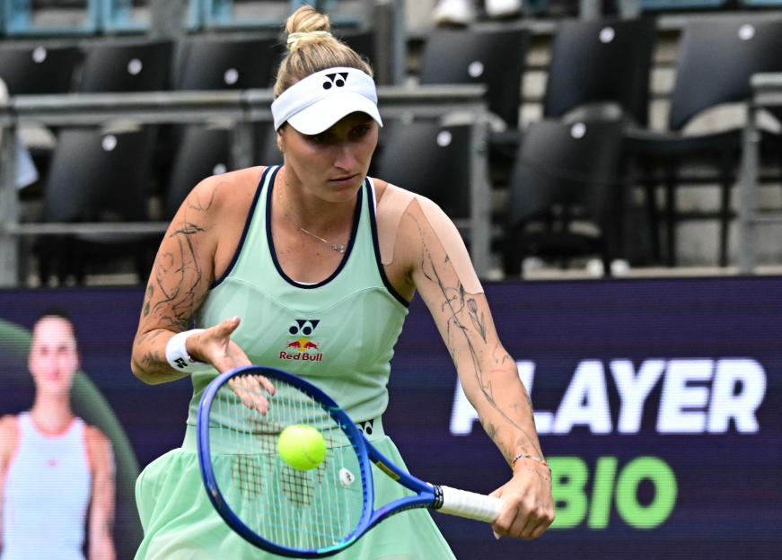 Marketa Vondrousova playing tennis.