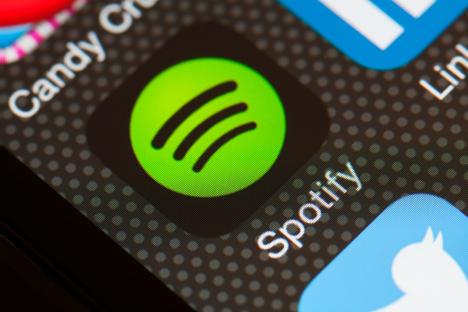 E1D0E5 Spotify app icon on mobile phone.
