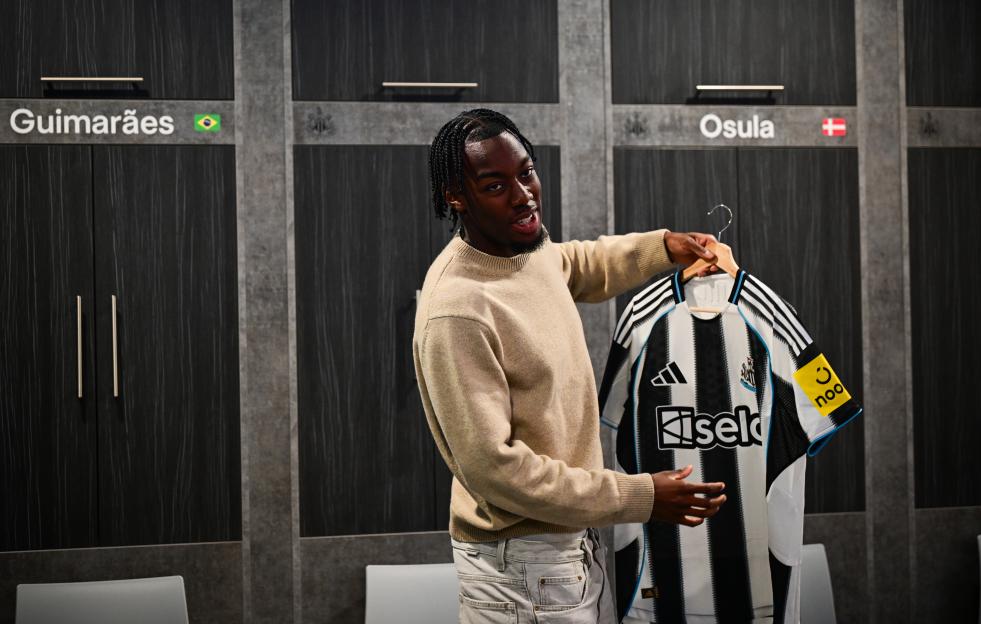 Anthony Elanga holding a Newcastle United jersey.
