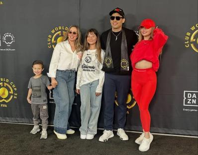 Julio Cesar Chavez Jr. with his family.