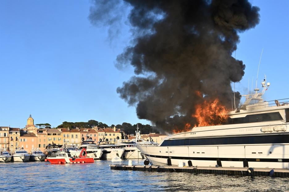 A 41-meter superyacht on fire in the port of Saint-Tropez.