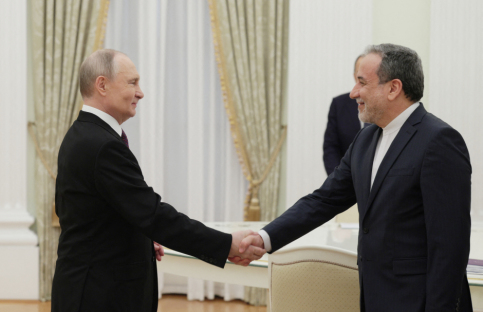 Vladimir Putin and Hossein Amir-Abdollahian shaking hands.