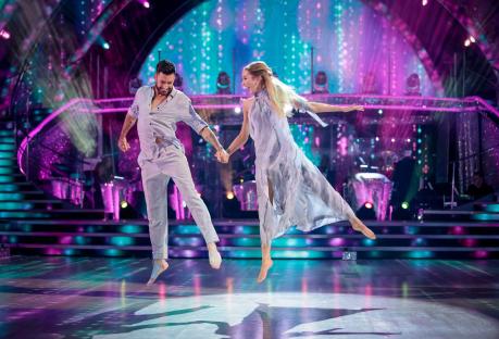 Rose Ayling-Ellis and Giovanni Pernice dancing.