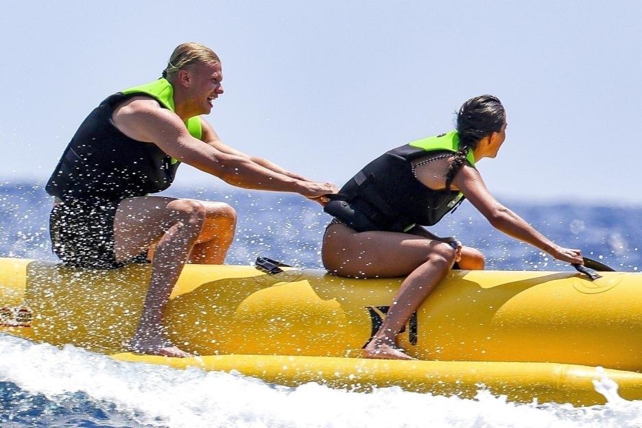 Erling Haaland and Isabel Haugseng on a banana boat.
