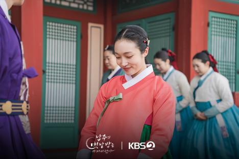 Taecyeon Runs Into Chi Hae Won In The Palace In “The First Night With The Duke” 3