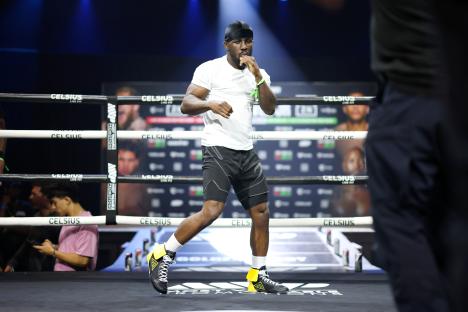 Boxer Tevin Farmer at a media workout.