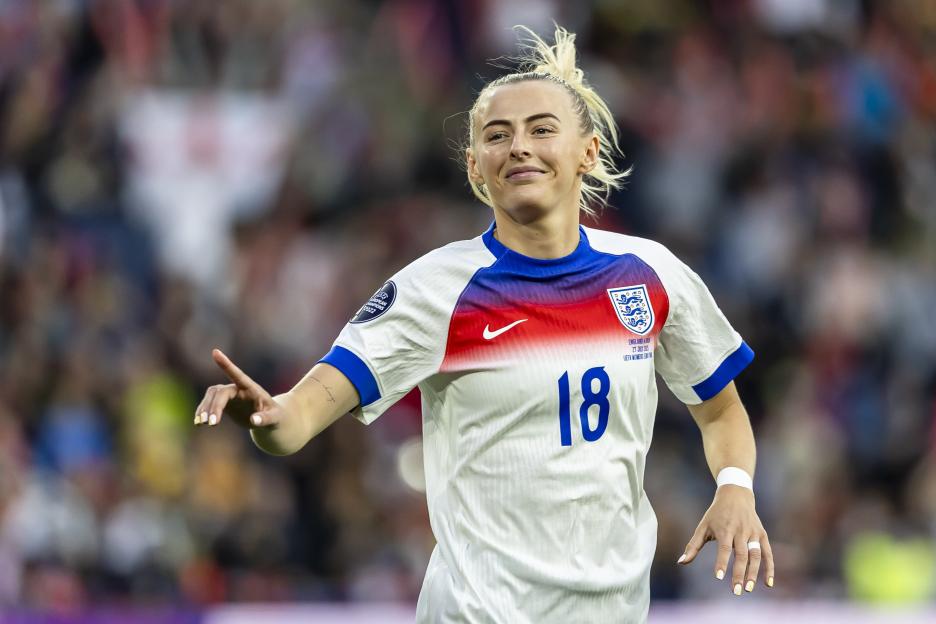 England's Chloe Kelly (#18) running with the ball during a soccer match.