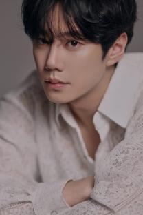 Lee Jun Young Unveils Charismatic New Profile Photos 3