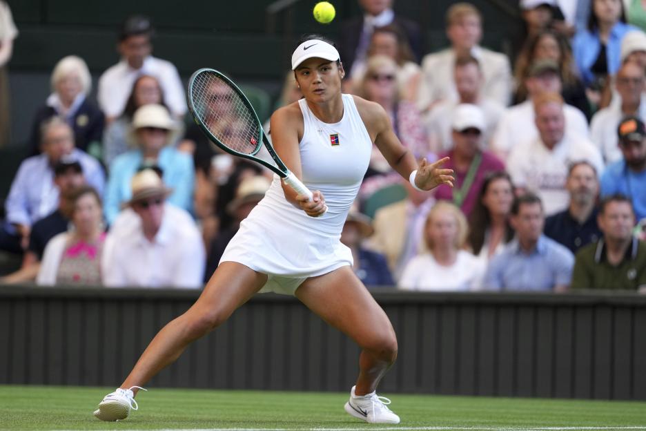 Emma Raducanu playing tennis at Wimbledon.