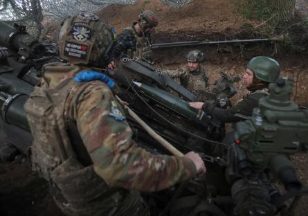 Ukrainian soldiers preparing to fire an M777 Howitzer.