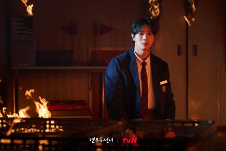 Cho Yi Hyun Rushes Into A Burning Warehouse To Save Choo Young Woo In “Head Over Heels” 5
