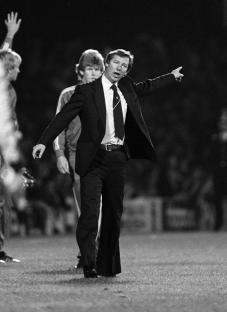 Black and white photo of Alex Ferguson, Aberdeen manager, instructing during a football match.