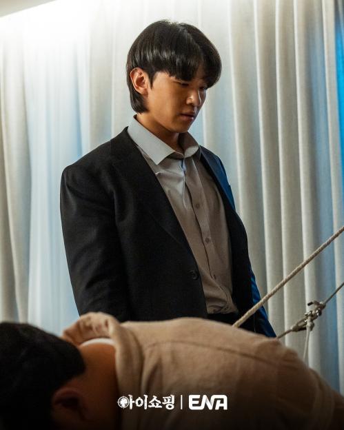 Won Jin Ah Witnesses Something Shocking After Sneaking Into Yum Jung Ah&#8217;s Research Center In &#8220;The Defects&#8221; 3