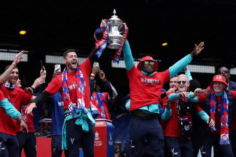 Soccer Football - FA Cup - Crystal Palace Victory Parade - Selhurst Park, London, Britain - May 26, 2025 Crystal Palace's Joel Ward and Marc Guehi hold the trophy with teammates during the Victory celebrations after winning the FA Cup Action Images via Reuters/John Sibley TPX IMAGES OF THE DAY