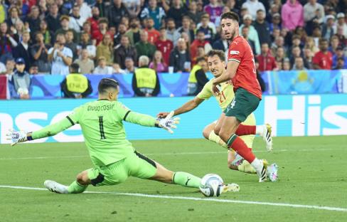 MUNICH, GERMANY - JUNE 8: Mikel Oyarzabal #21 of Spain scores Spains second goal against Diogo Costa of Portugal during the UEFA Nations League 2025 final match between Portugal and Spain at Munich Football Arena on June 8, 2025 in Munich, Germany. (Photo by EyesWideOpen/Getty Images)