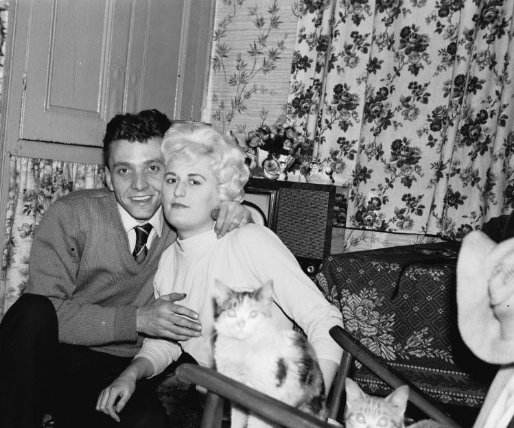 Black and white photo of Myra Hindley with Ian Brady and her sister.