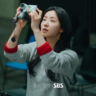 Lee Seol Guides Rookie Actress Jeon Yeo Been As They Rehearse Together In “Our Movie” 5