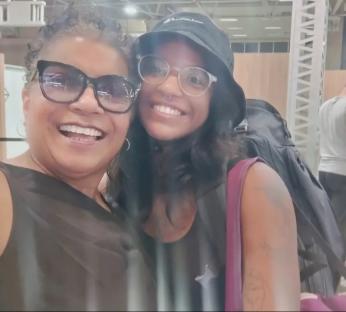 Juliana Marins' mother and daughter at an airport.