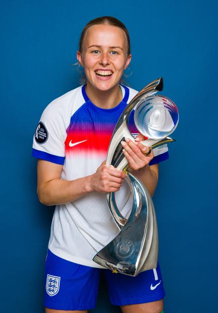 Hannah Hampton of England holding the UEFA Women's EURO trophy.