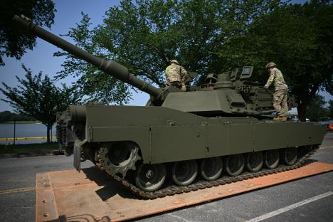 US Army soldiers preparing an M1 Abrams tank for a military parade.