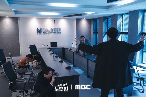 Jung Kyung Ho Channels Grim Reaper Energy As He Crashes Choi Moo Sung And Moon So Ri's Meeting In “Oh My Ghost Clients” 3
