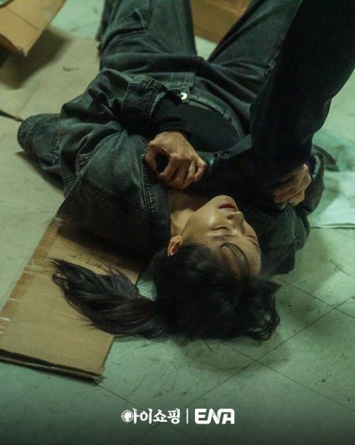Won Jin Ah Caught In Dex's Grasp Amid A Fierce Showdown In “The Defects” 3