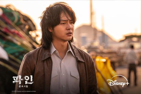 Yang Se Jong Transforms Into A Small-Time Crook Chasing A Sunken Treasure In “Low Life” 4