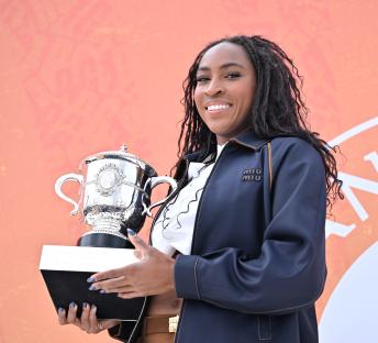 Coco Gauff holding the Coupe Suzanne Lenglen trophy.