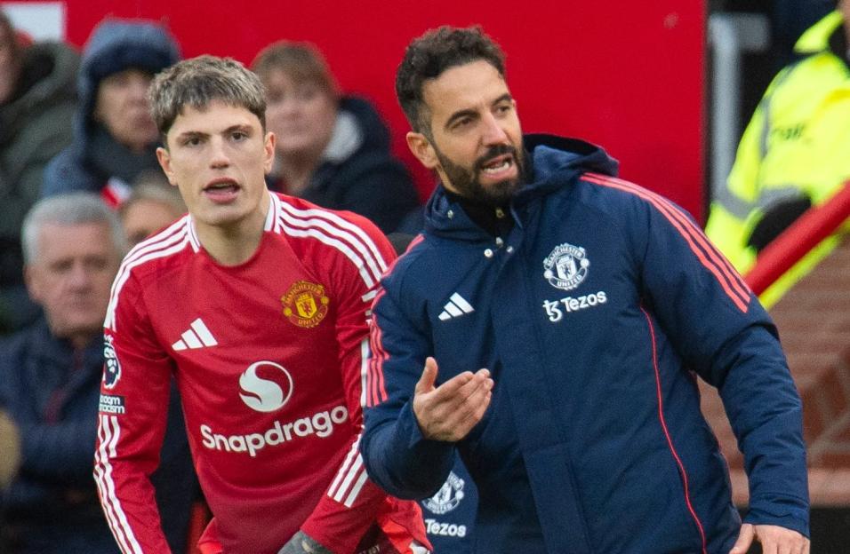 Manchester United manager instructing Alejandro Garnacho.