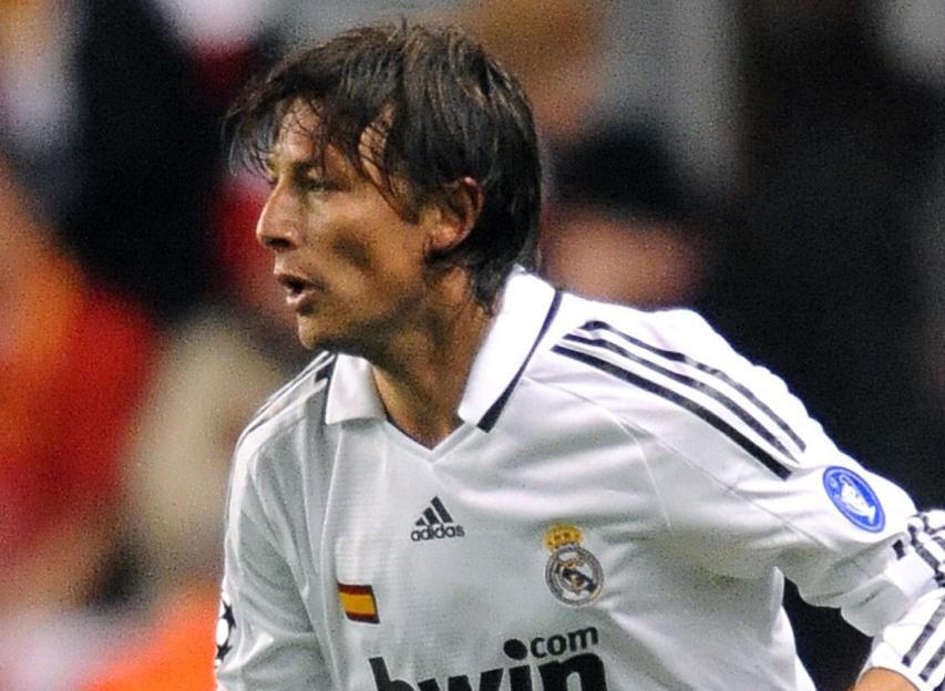 Gabriel Heinze of Real Madrid controlling the ball during a Champions League match.
