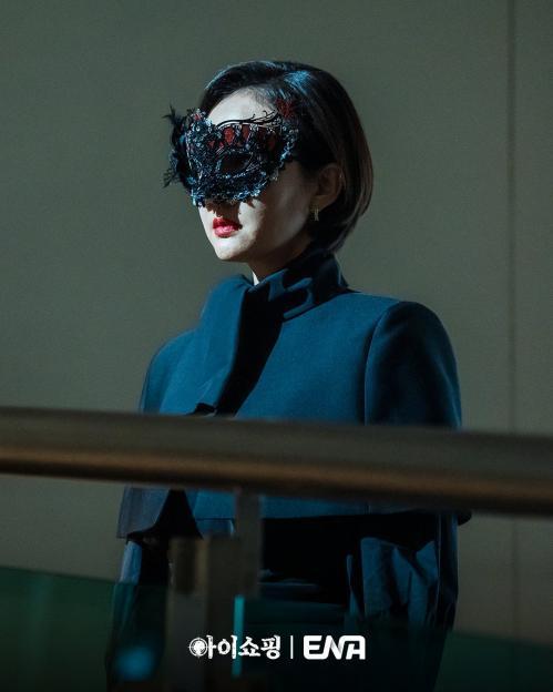 Won Jin Ah Witnesses Something Shocking After Sneaking Into Yum Jung Ah&#8217;s Research Center In &#8220;The Defects&#8221; 5