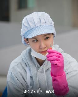 Lee Si Young Is So Passionate About Sleuthing That She Even Digs Through Trash In &#8220;Salon De Holmes&#8221; 3